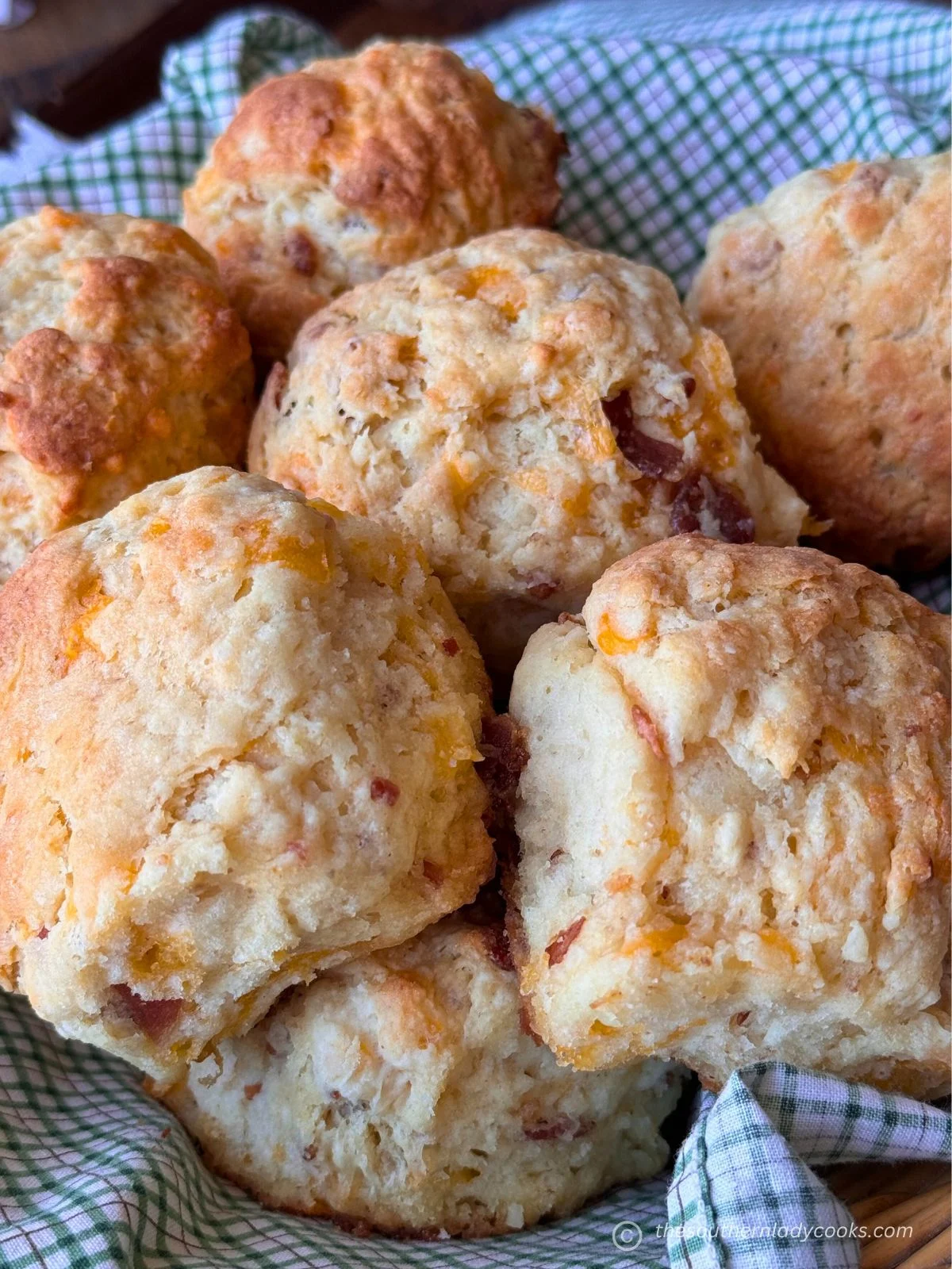 biscuiți cu cheddar, bacon și sirop de arțar